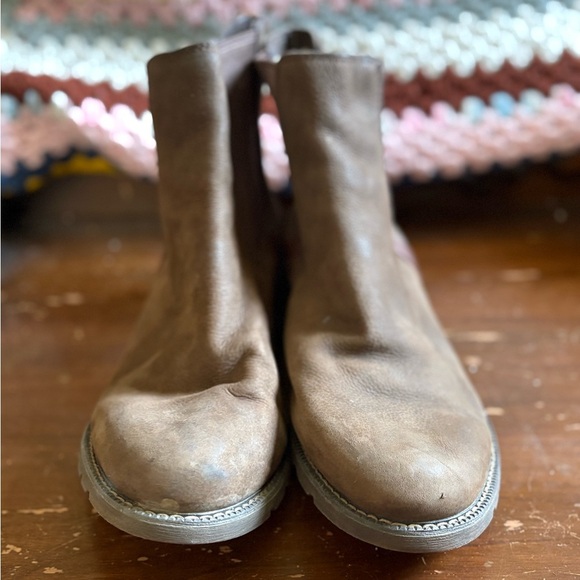 Ariat Brown Ankle Booties with Sturdy Sole - Picture 1 of 8
